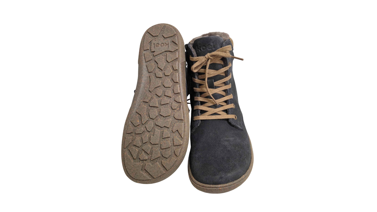 Gefütterte Barfußstiefel für Erwachsene als Paar mit breiter Form im Vorfuß und profilierter Laufsohle, Ansicht von unten