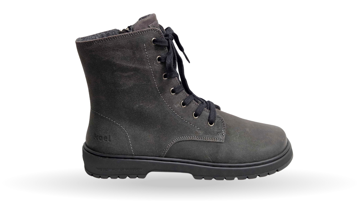 Knöchelhoher Barfußstiefel für Erwachsene mit breiter Zehenbox, Schnürung und geschlossenen Zehen, Seitenansicht außen