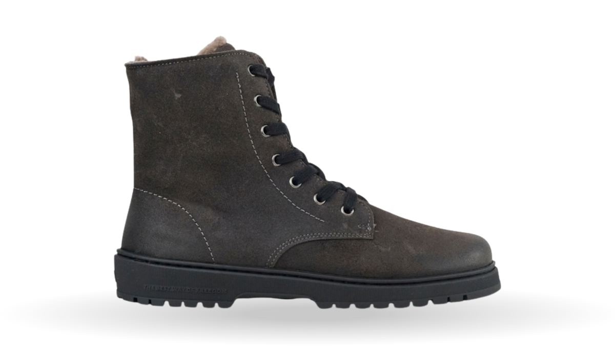 Halbhoher Barfußstiefel für Damen mit Schnürung, Metallösen, profilierter Sohle und geschlossener Zehen- und Fersenpartie, Seitenansicht außen