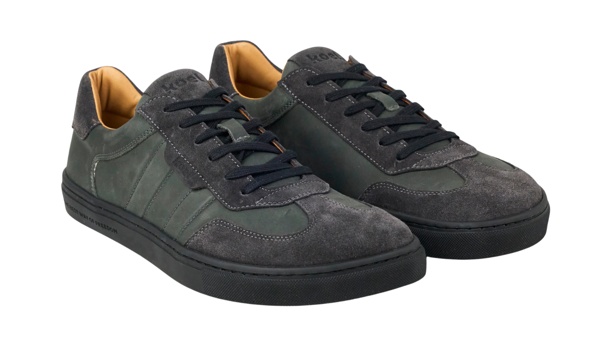 Paar Barfußschuhe für Herren mit Schnürung, breiter Zehenbox und flacher Sohle, schräge Vorderansicht