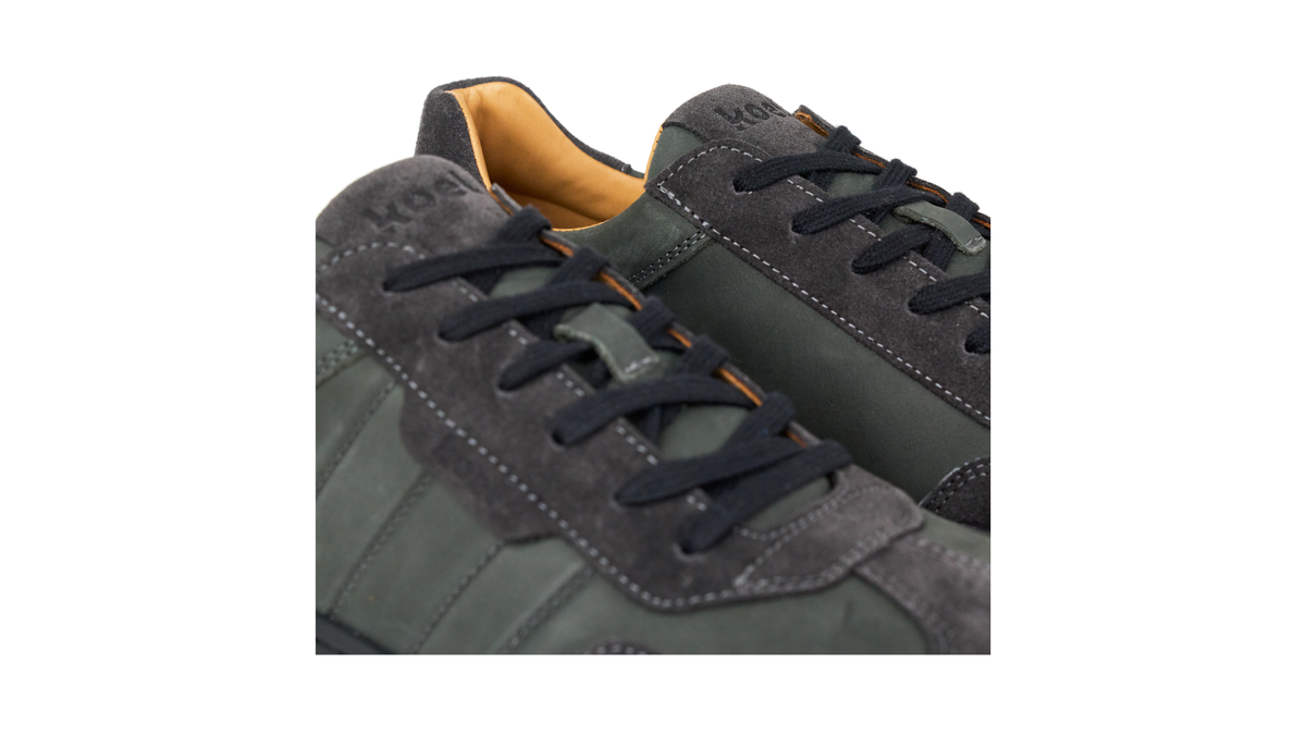 Barfußschuhe für Herren mit Schnürung, sichtbarer Zunge und seitlichen Einsätzen, Detailansicht