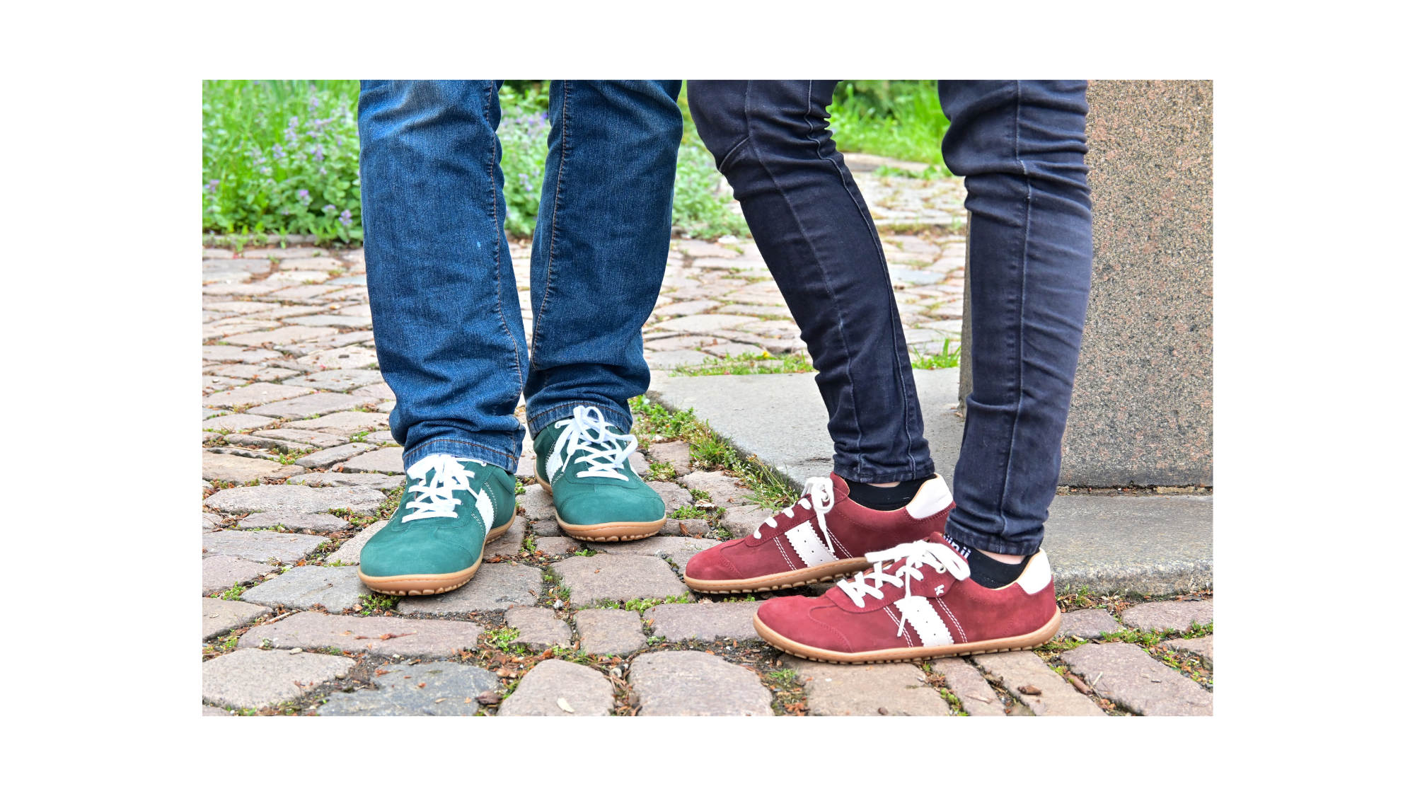 Barfußschuh für Erwachsene, geschlossene Zehenpartie, geschlossener Fersenbereich, Schnürung, seitlicher Streifen mit Perforation, flache Sohle, Seiten- und Vorderansicht, Paar, getragen am Fuß