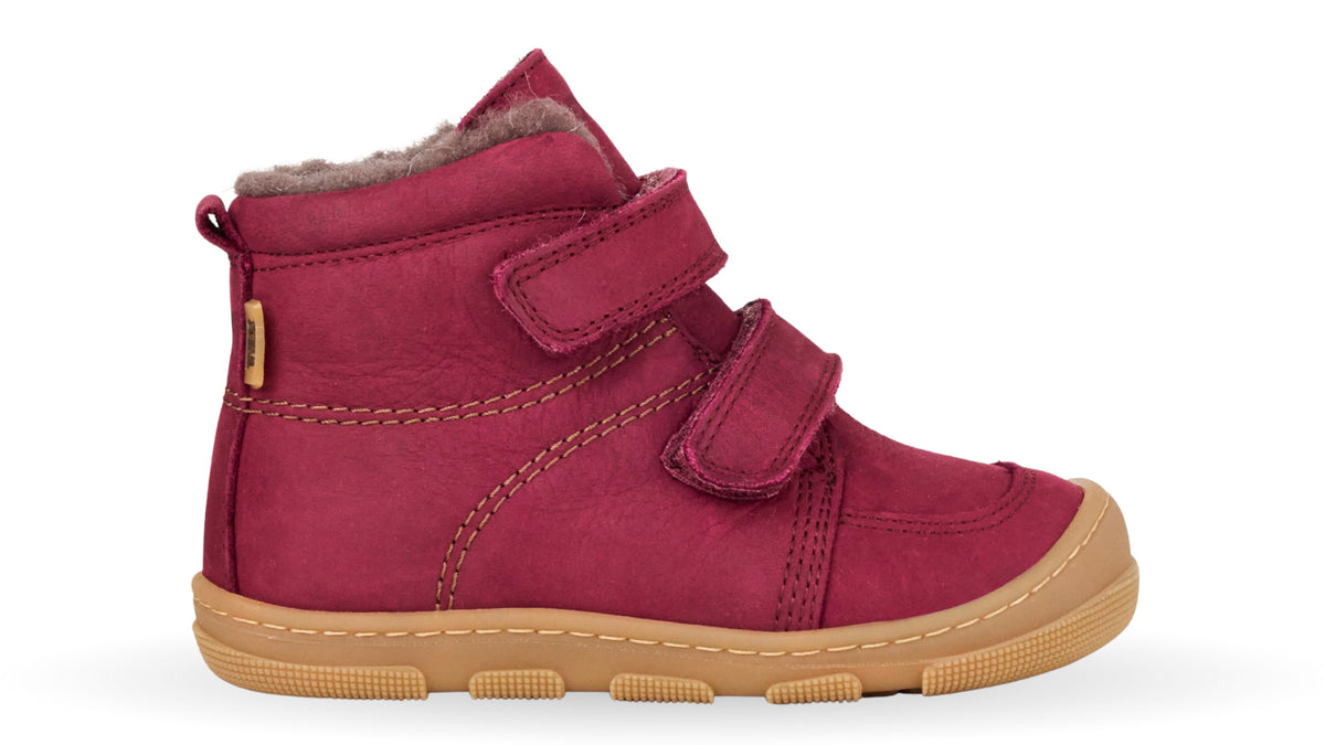 Gefütterter Kinder-Barfußwinterschuh mit zwei Klettverschlüssen, knöchelhohem Schaft, Fersenschlaufe und flacher Sohle, Seitenansicht außen