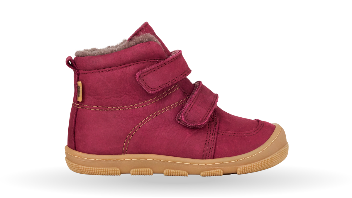 Gefütterter Kinder-Barfußwinterschuh mit zwei Klettverschlüssen, knöchelhohem Schaft, Fersenschlaufe und flacher Sohle, Seitenansicht außen