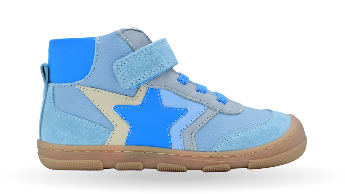 Knöchelhoher Barfußschuh für Kinder mit Klettverschluss, elastischen Schnürsenkeln und breiter Zehenbox, Seitenansicht außen
