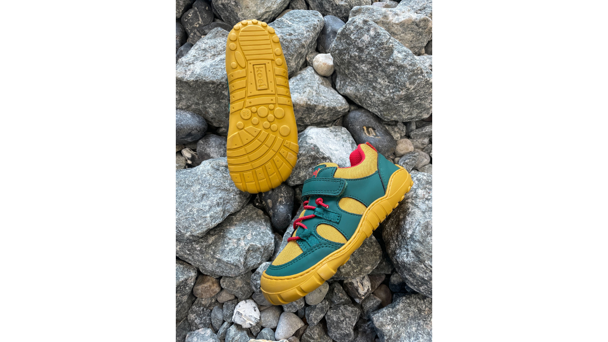 Barfußschuh für Kinder mit Klettverschluss und Schnellverschluss, breiter Zehenbox und geschlossenem Fersenbereich als Paar, Draufsicht und Ansicht von unten