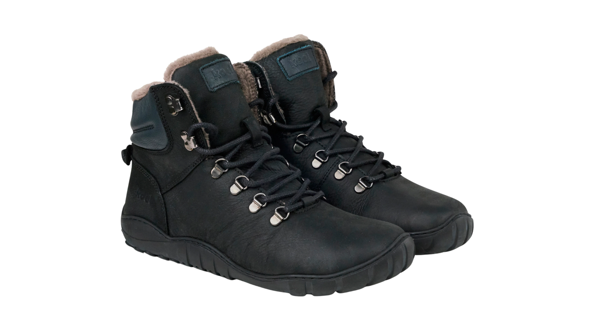 Paar Winterstiefel für Herren mit Schnürung, Metallösen und profilierter Sohle, schräge Vorderansicht