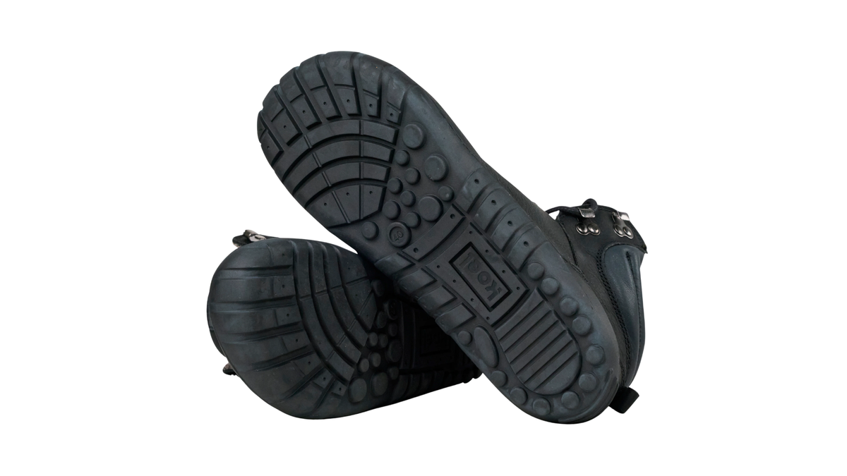 Winterstiefel für Herren mit Schnürung und Metallösen, Sohlenprofil vollständig sichtbar, Ansicht von unten