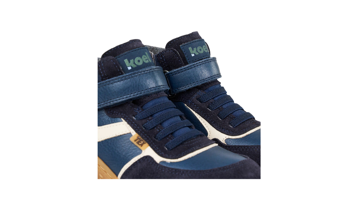 Halbhohe Kinder-Barfußschuhe mit Klettverschluss, Schnellschnürsystem und sichtbaren Nähten, Detailansicht