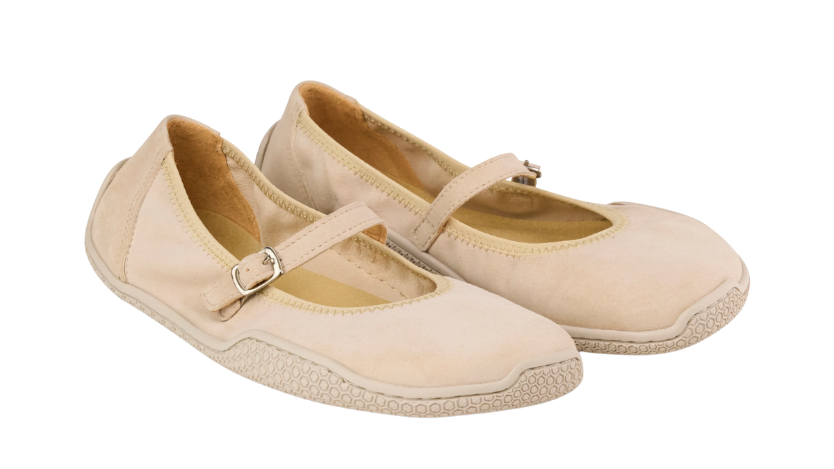 Barfußballerina für Erwachsene als Paar mit Riemenverschluss, breiter Zehenbox und flexibler Sohle, schräge Vorderansicht