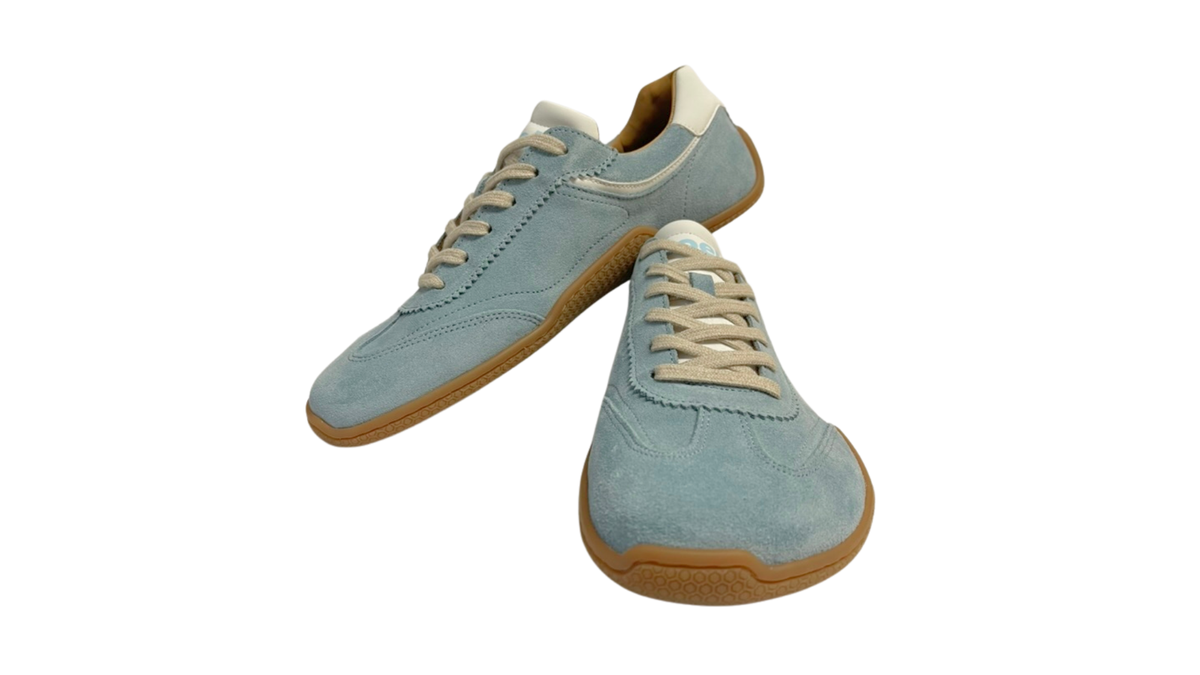 Barfußschuh für Erwachsene, geschlossene Zehenpartie, geschlossener Fersenbereich, Schnürung, Ziernähte im Seitenbereich, flache Sohle, Seiten- und Vorderansicht, Paar