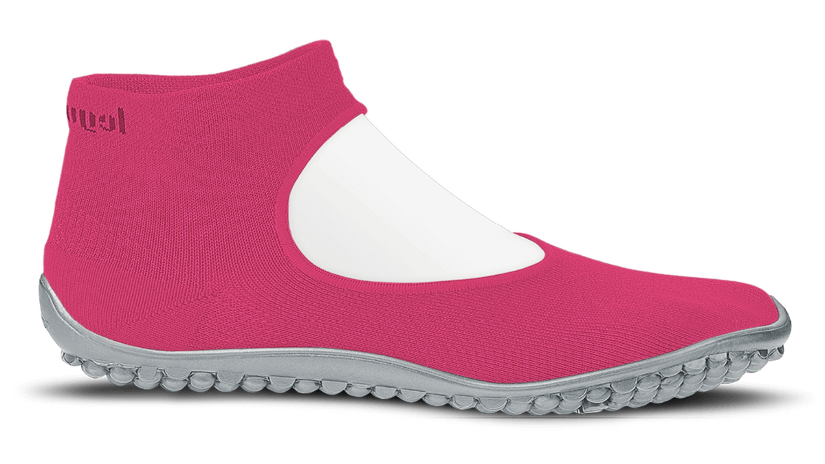 Barfußschuh mit geschlossener Zehenbox und geschlossenem Fersenbereich, elastischer Schaft ohne Verschluss, flexible profilierte Sohle, Seitenansicht außen