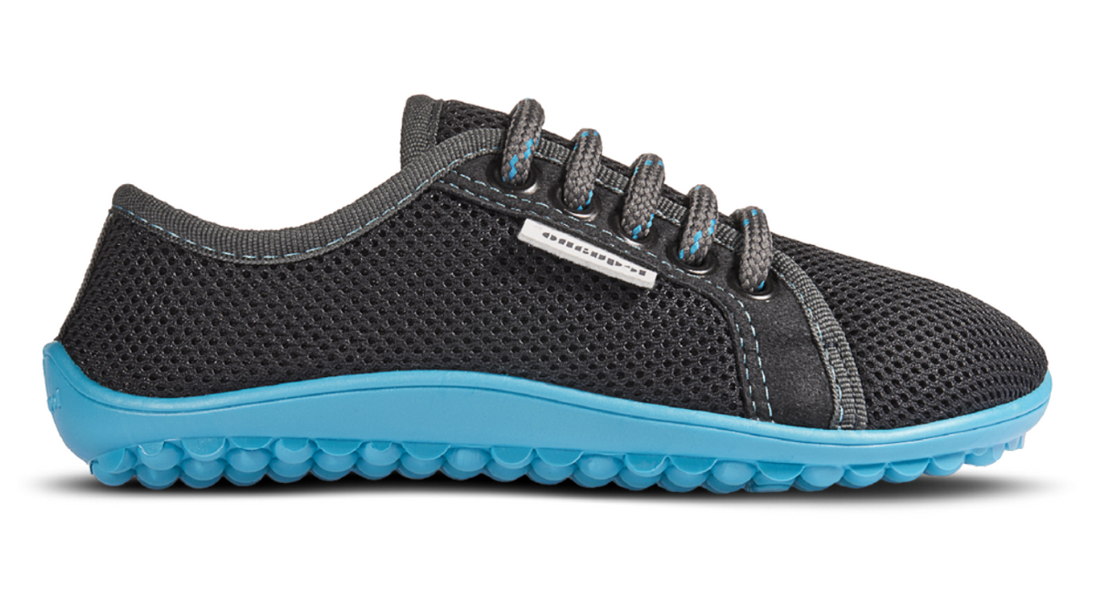 Barfußschuh mit Schnürsenkeln, geschlossener Zehenbox und geschlossenem Fersenbereich, flexible profilierte Sohle, Seitenansicht außen