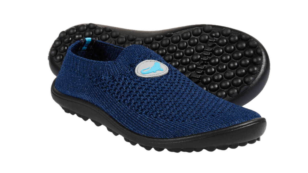 Barfußschuh mit geschlossener Zehenbox und geschlossenem Fersenbereich, elastischer Einstieg ohne Verschluss, flexible profilierte Sohle, schräge Vorderansicht