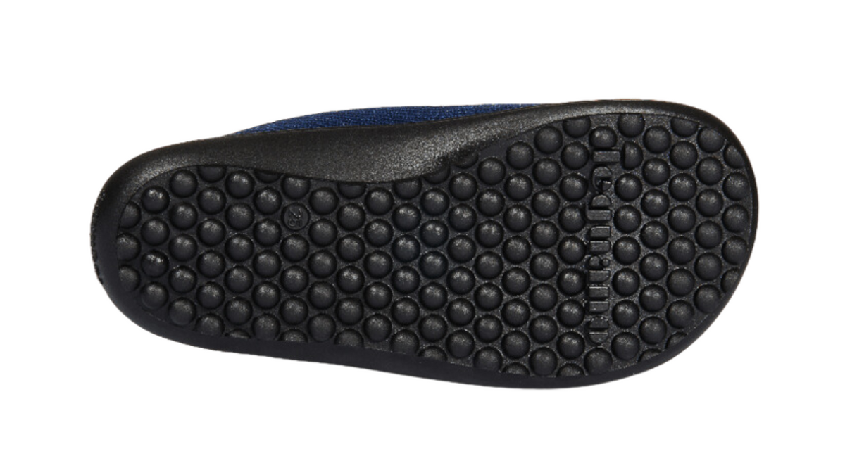 Barfußschuh mit flexibler Laufsohle und runden Profilnoppen, Ansicht von unten