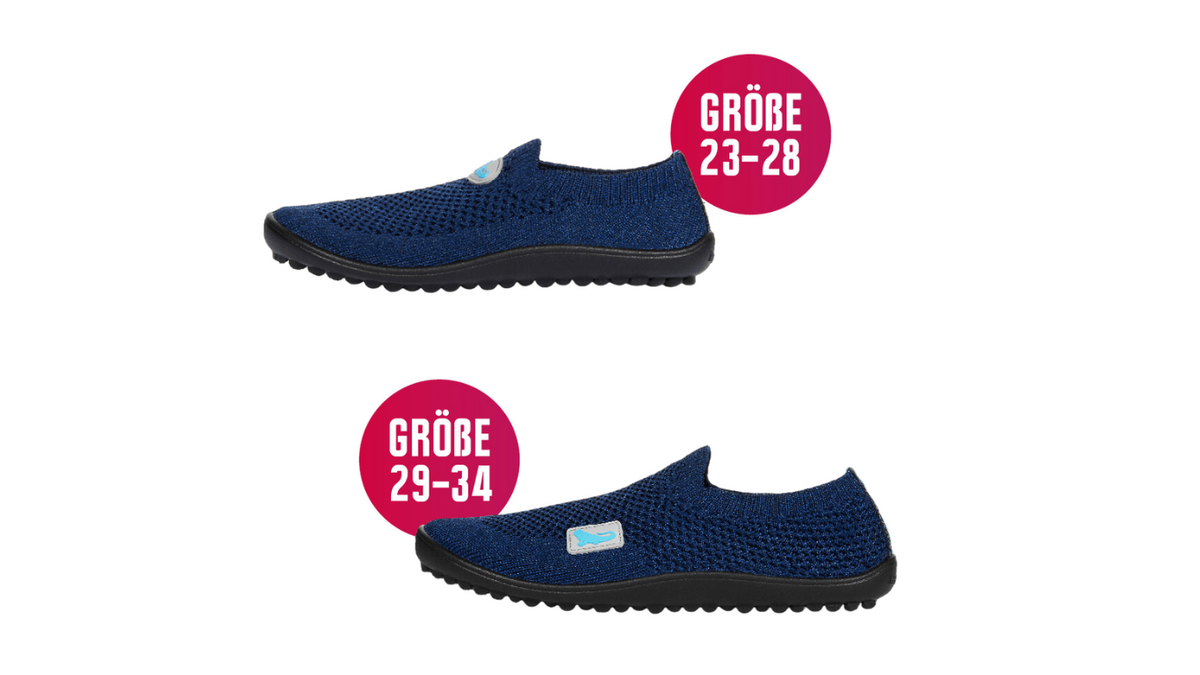 Barfußschuh mit geschlossener Zehenbox und geschlossenem Fersenbereich, elastischer Einstieg ohne Verschluss, flexible profilierte Sohle, Seitenansicht außen als Paar