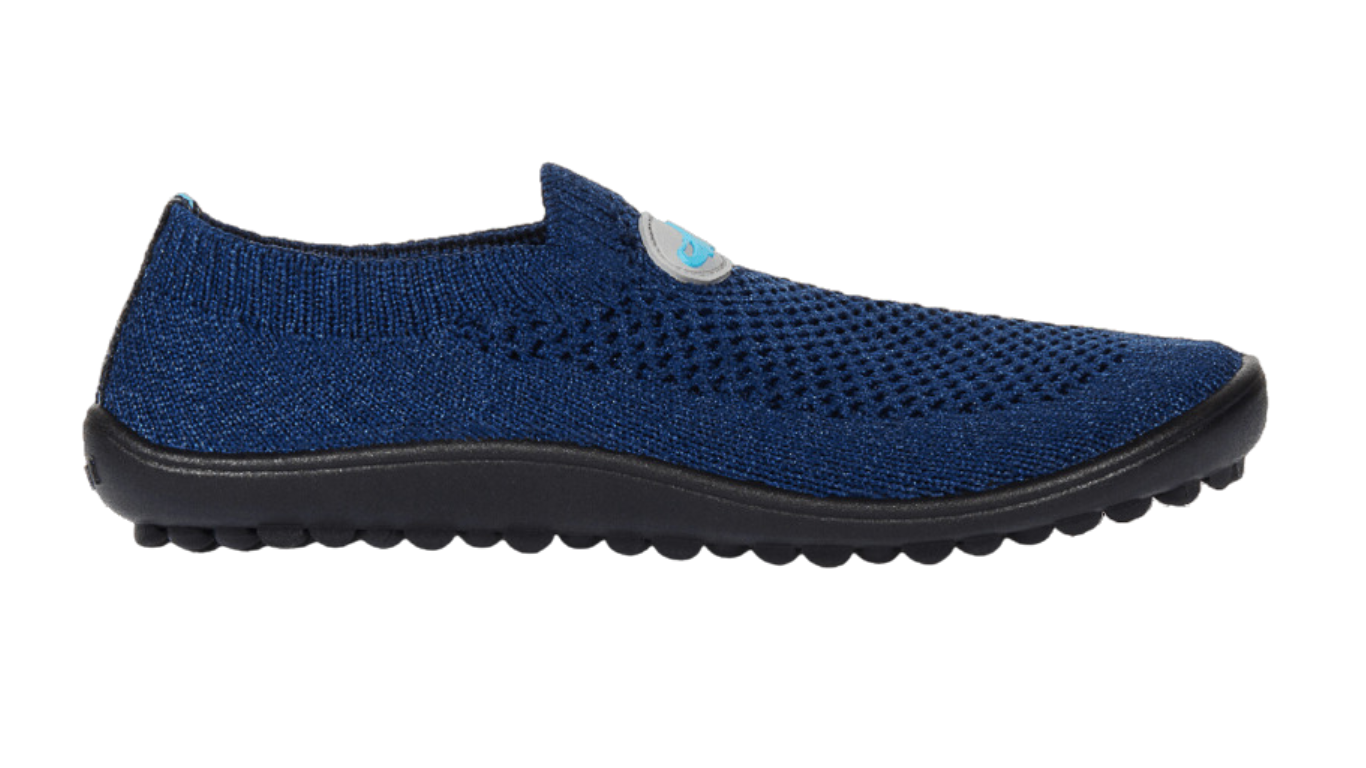 Barfußschuh mit geschlossener Zehenbox und geschlossenem Fersenbereich, elastischer Einstieg ohne Verschluss, flexible profilierte Sohle, Seitenansicht außen