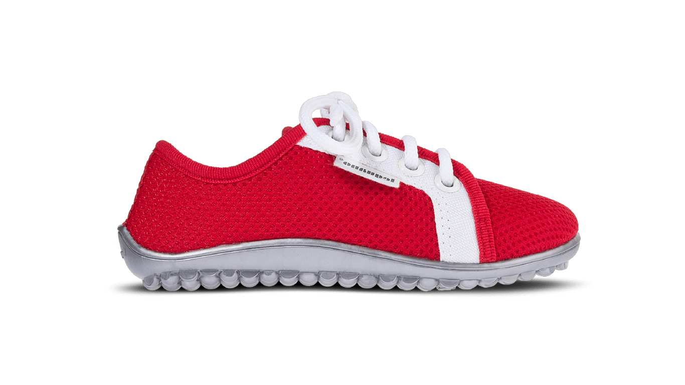 Barfußschuh mit Schnürsenkeln, geschlossener Zehenbox und geschlossenem Fersenbereich, flexible profilierte Sohle, Seitenansicht außen