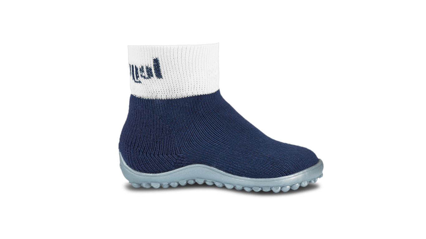 Barfußschuh mit geschlossener Zehenbox und geschlossenem Fersenbereich, elastischer Schaft ohne Verschluss, flexible Sohle mit runden Profilnoppen, Seitenansicht außen