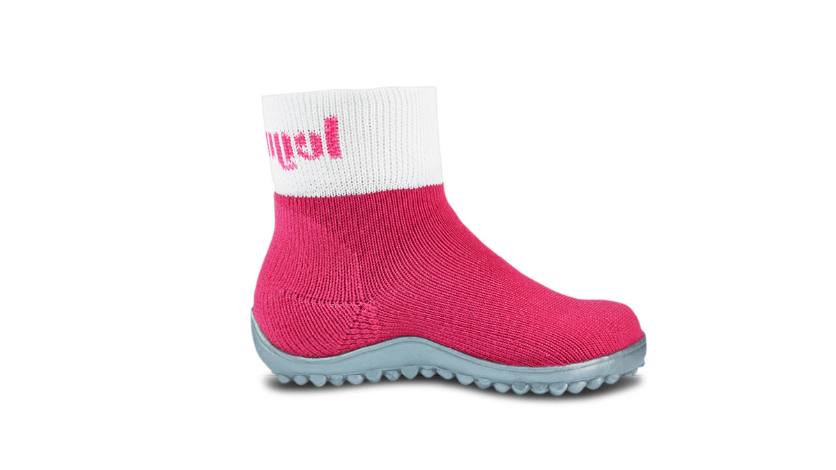 Barfußschuh mit geschlossener Zehenbox und geschlossenem Fersenbereich, elastischer Schaft ohne Verschluss, flexible profilierte Sohle, Seitenansicht außen