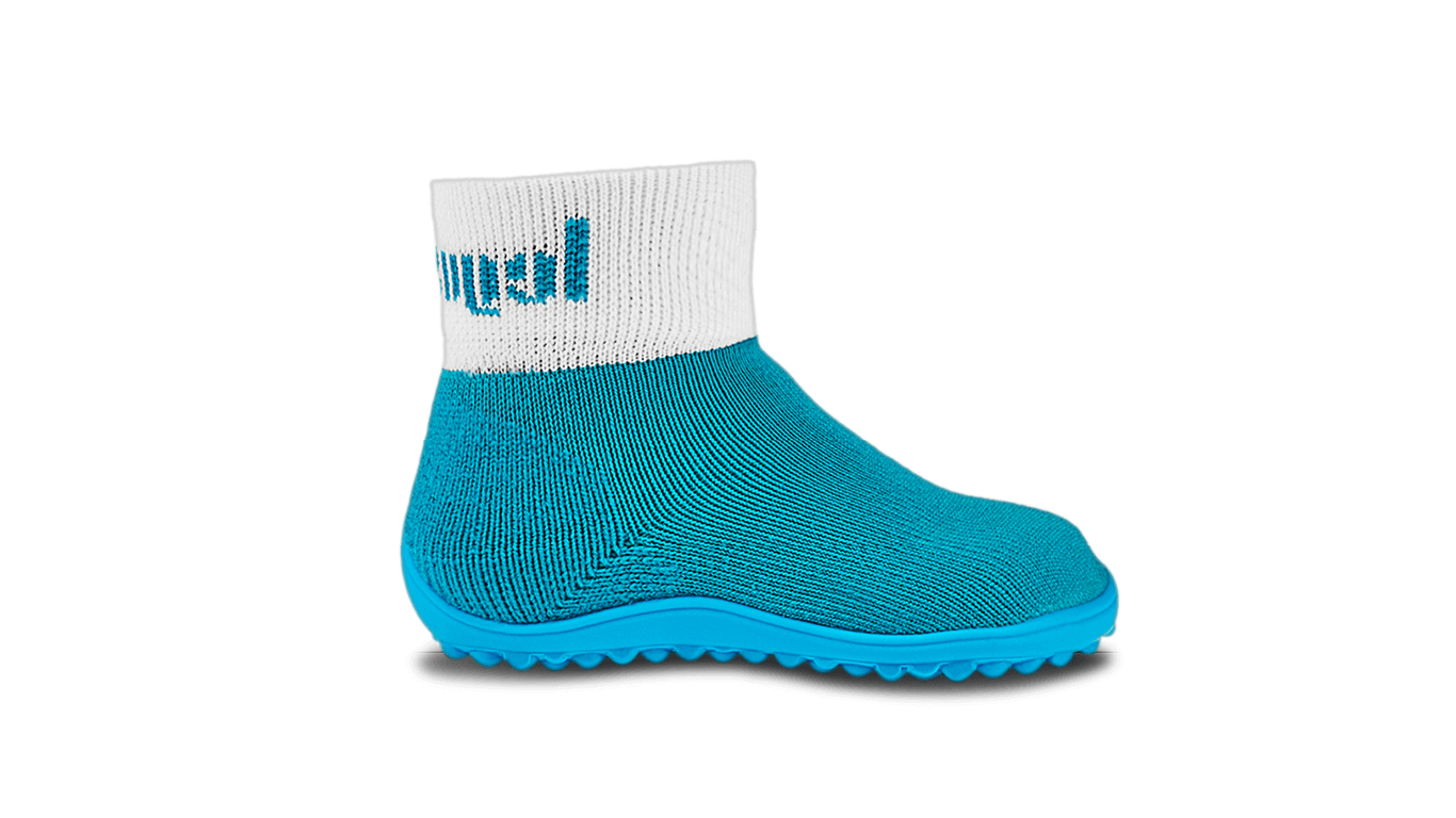Barfußschuh mit geschlossener Zehenbox und geschlossenem Fersenbereich, elastischer Schaft ohne Verschluss, flexible Sohle mit runden Profilnoppen, Seitenansicht außen