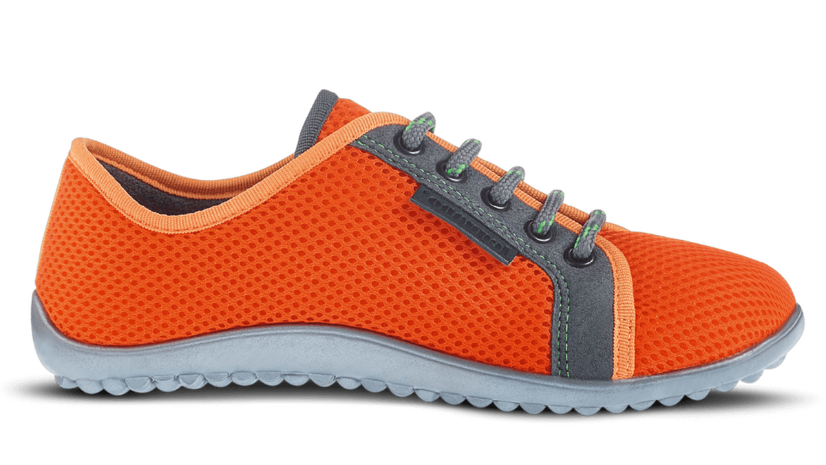 Barfußschuh mit Schnürsenkeln, geschlossener Zehenbox und geschlossenem Fersenbereich, flexible profilierte Sohle, Seitenansicht außen