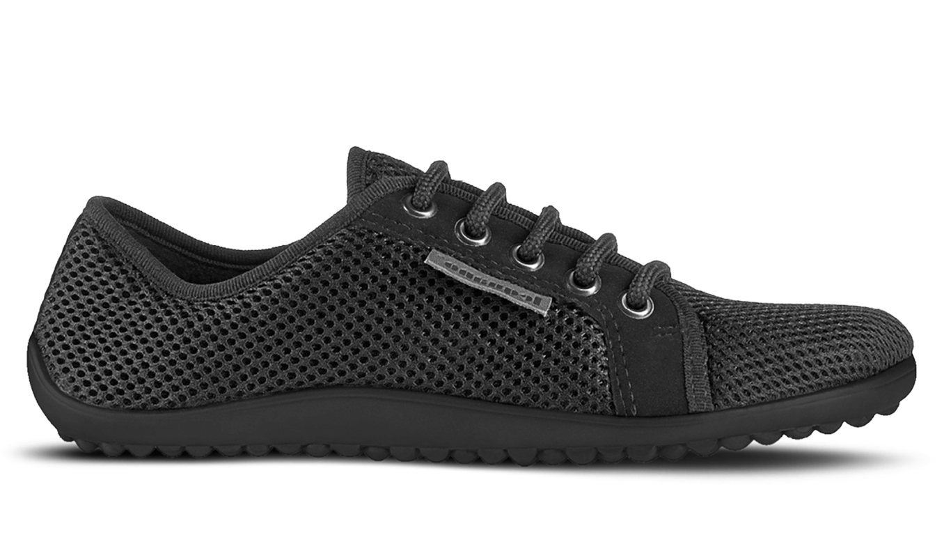 Barfußschuh mit Schnürsenkeln, geschlossener Zehenbox und geschlossenem Fersenbereich, flexible profilierte Sohle, Seitenansicht außen