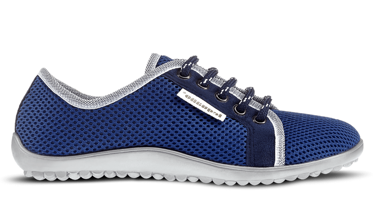 Barfußschuh mit Schnürsenkeln, geschlossener Zehenbox und geschlossenem Fersenbereich, flexible profilierte Sohle, Seitenansicht außen