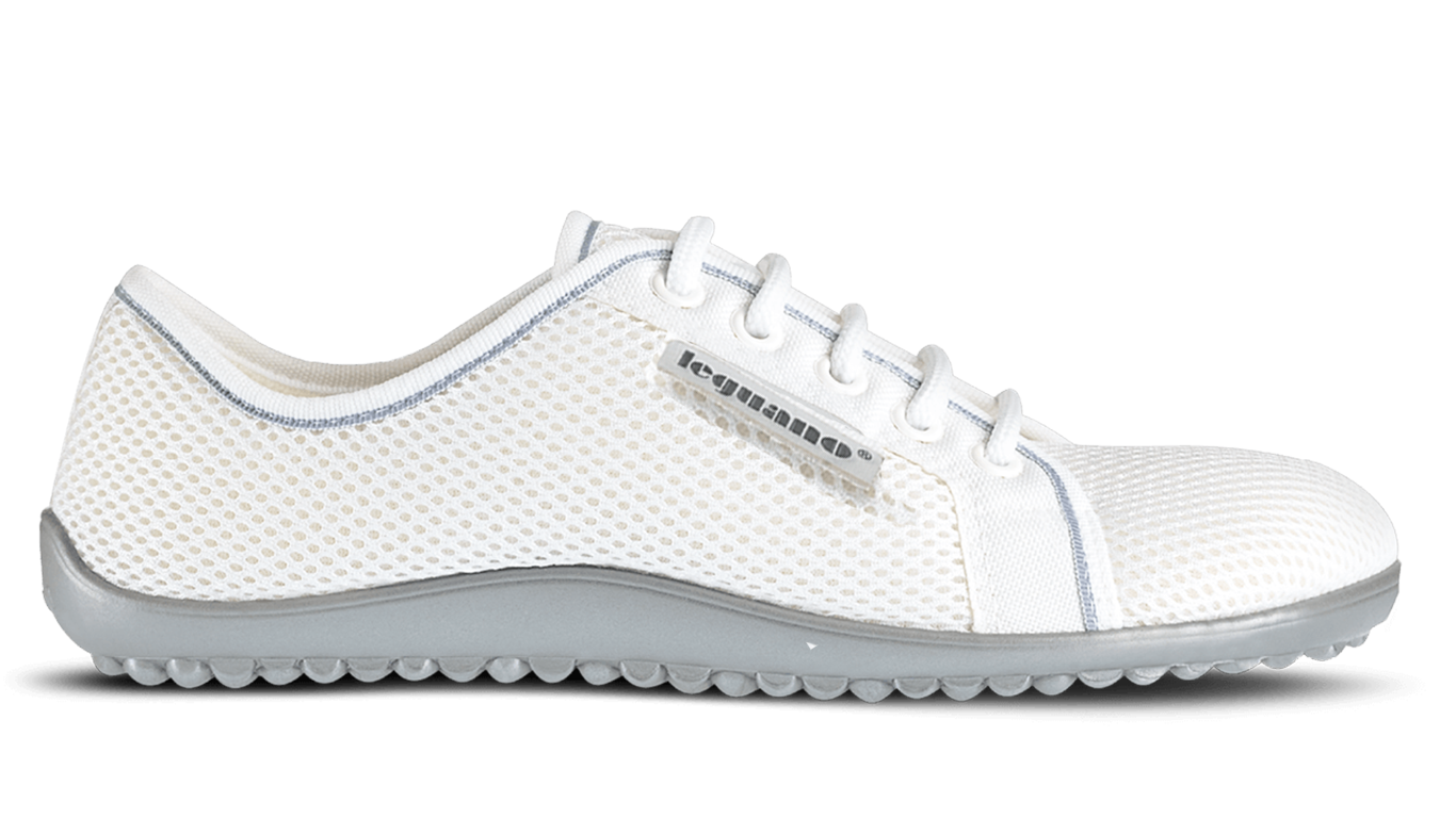 Barfußschuh mit Schnürsenkeln, geschlossener Zehenbox und geschlossenem Fersenbereich, flexible profilierte Sohle, Seitenansicht außen