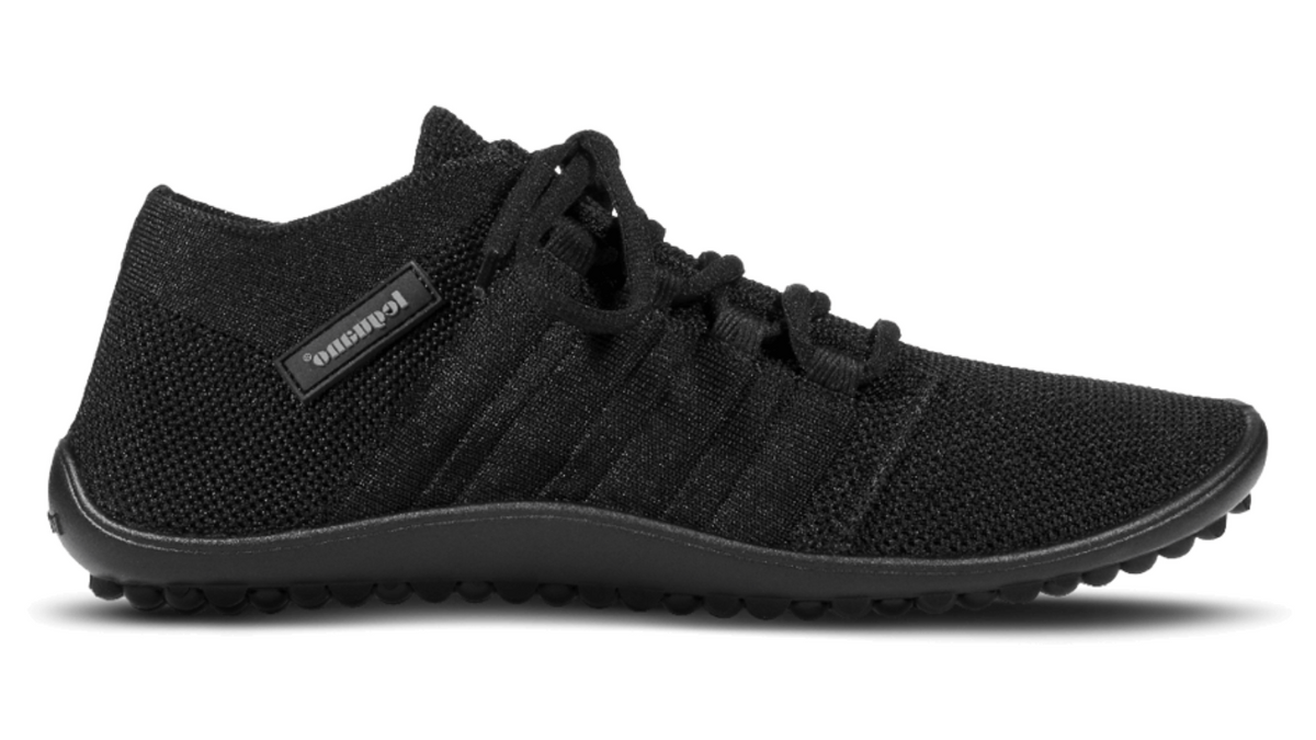 Barfußschuh mit Schnürsenkeln, geschlossener Zehenbox und geschlossenem Fersenbereich, flexible profilierte Sohle, Seitenansicht außen