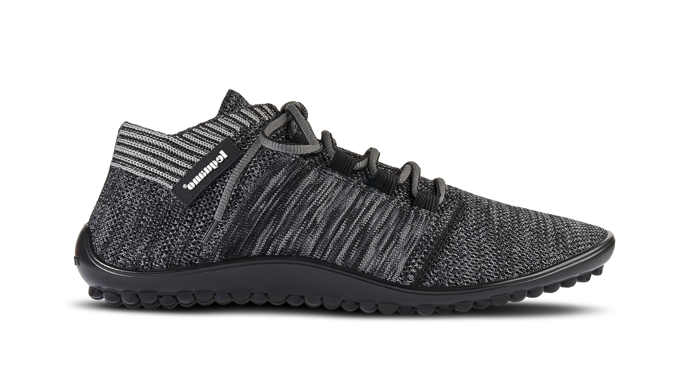 Barfußschuh mit Schnürsenkeln, geschlossener Zehenbox und geschlossenem Fersenbereich, flexible profilierte Sohle, Seitenansicht außen
