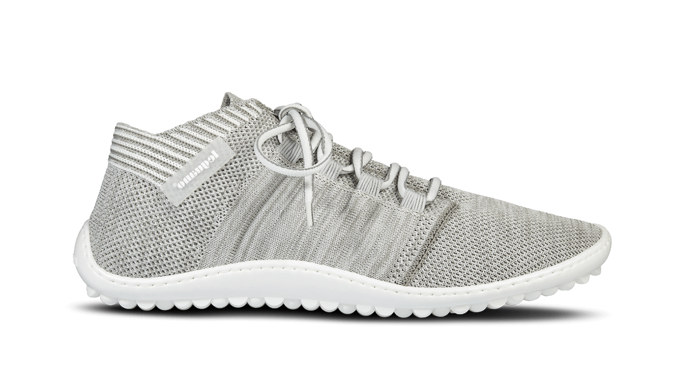 Barfußschuh mit Schnürsenkeln, geschlossener Zehenbox und geschlossenem Fersenbereich, flexible profilierte Sohle, Seitenansicht außen