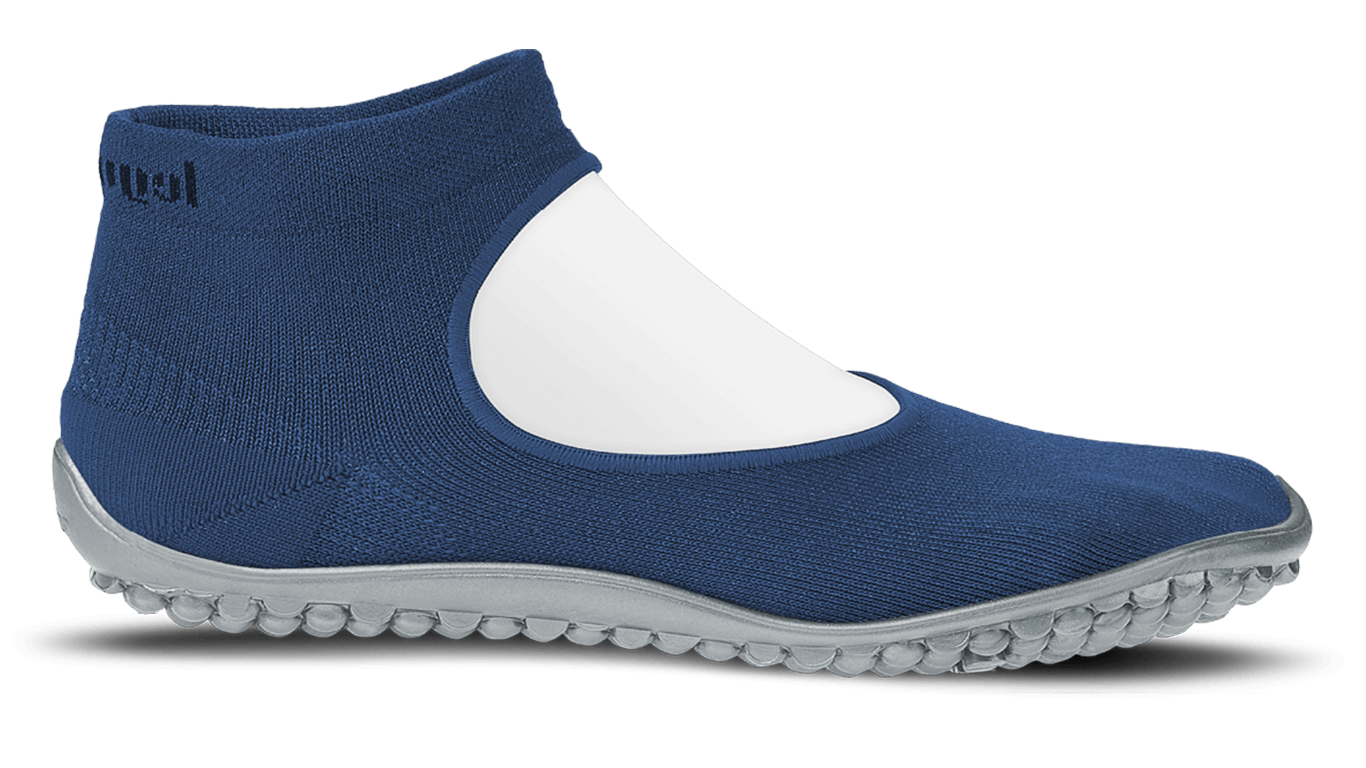 Barfußschuh mit geschlossener Zehenbox und geschlossenem Fersenbereich, elastischer Schaft ohne Verschluss, flexible profilierte Sohle, Seitenansicht außen