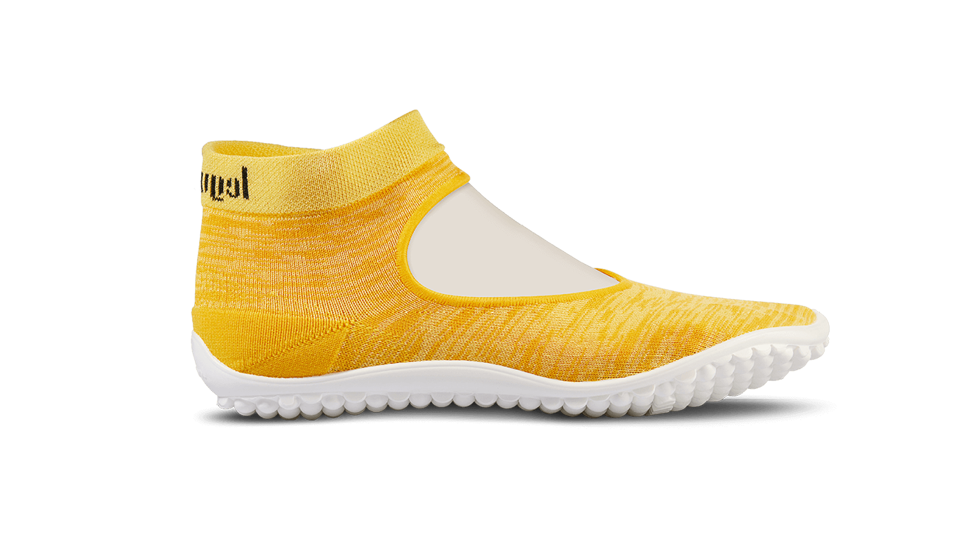 Barfußschuh mit geschlossener Zehenbox und geschlossenem Fersenbereich, elastischer Schaft ohne Verschluss, flexible profilierte Sohle, Seitenansicht außen