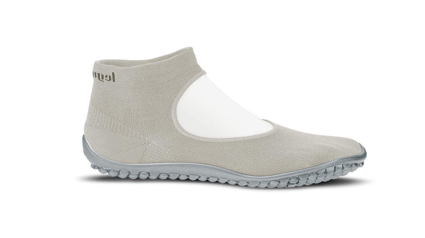 Barfußschuh mit geschlossener Zehenbox und geschlossenem Fersenbereich, elastischer Schaft ohne Verschluss, flexible profilierte Sohle, Seitenansicht außen