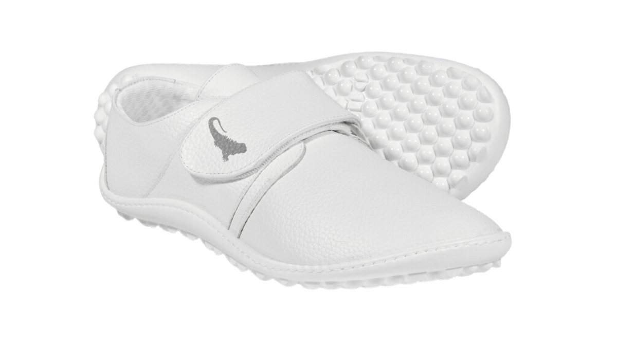 Barfußschuh mit Klettverschluss, geschlossener Zehenbox und geschlossenem Fersenbereich, flexible Sohle mit runden Profilnoppen, schräge Vorderansicht als Paar