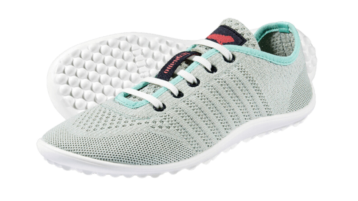Barfußschuh mit Schnürsenkeln, geschlossener Zehenbox und geschlossenem Fersenbereich, flexible Sohle mit runden Profilnoppen, schräge Vorderansicht als Paar