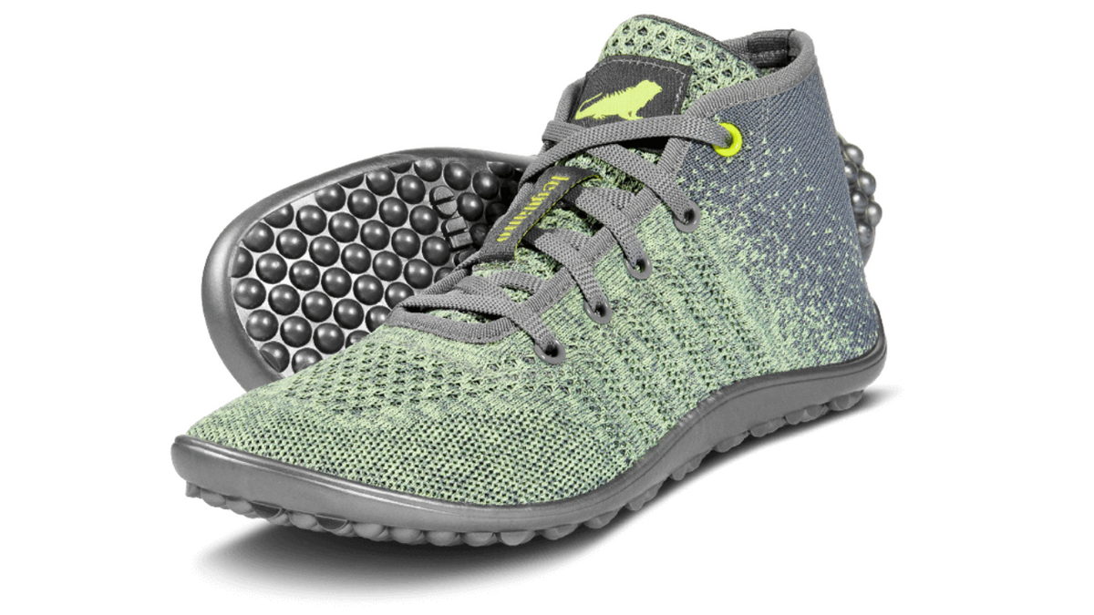 Barfußschuh mit Schnürsenkeln, geschlossener Zehenbox und geschlossenem Fersenbereich, flexible profilierte Sohle, schräge Vorderansicht als Paar