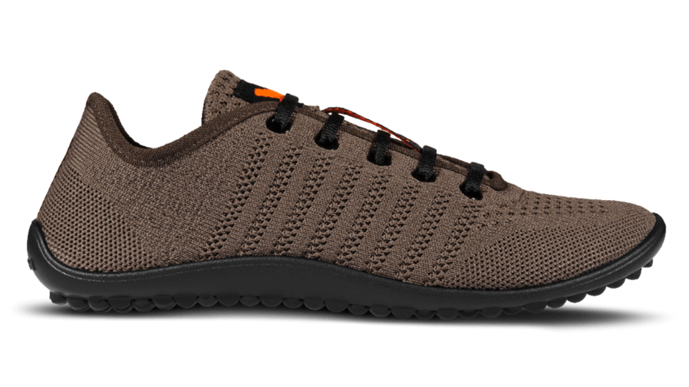 Barfußschuh mit Schnürsenkeln, geschlossener Zehenbox und geschlossenem Fersenbereich, flexible profilierte Sohle, Seitenansicht außen