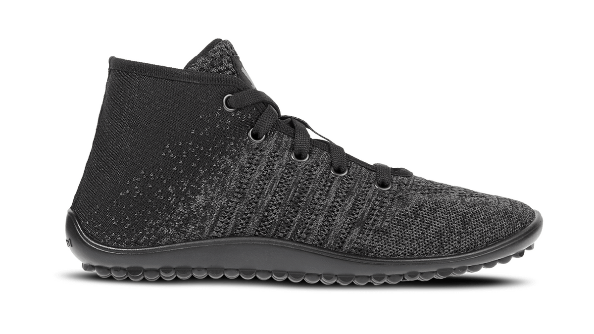 Barfußschuh mit Schnürsenkeln, geschlossener Zehenbox und geschlossenem Fersenbereich, flexible profilierte Sohle, Seitenansicht außen