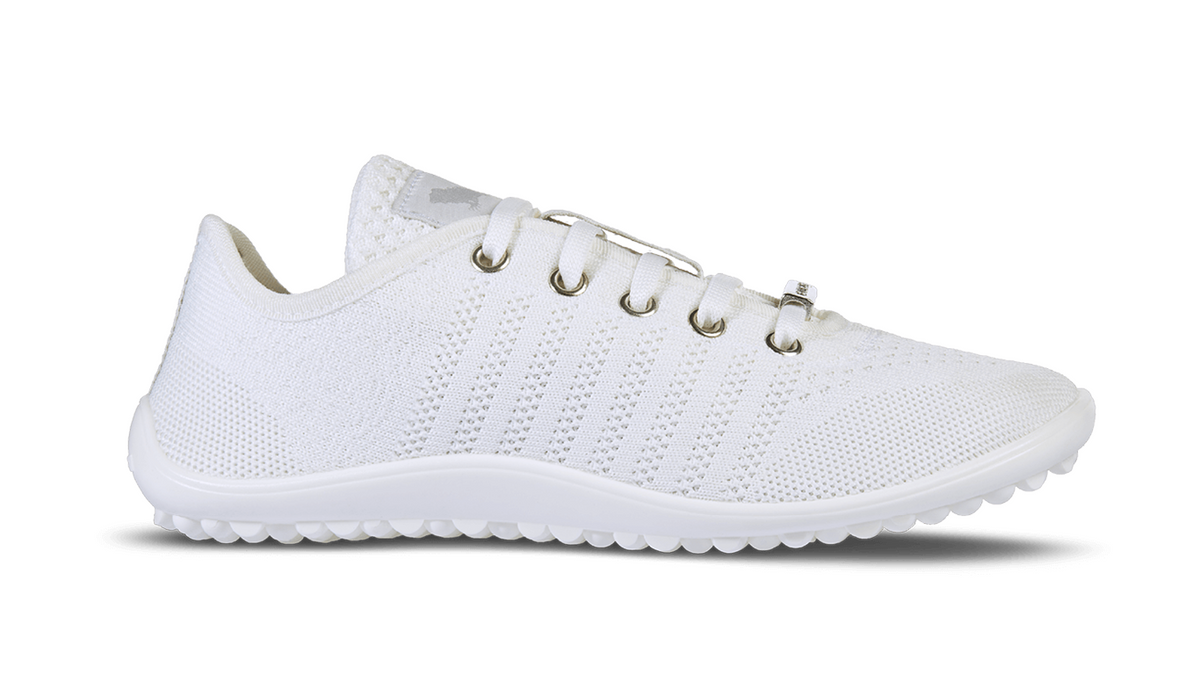 Barfußschuh mit Schnürsenkeln, geschlossener Zehenbox und geschlossenem Fersenbereich, flexible profilierte Sohle, Seitenansicht außen