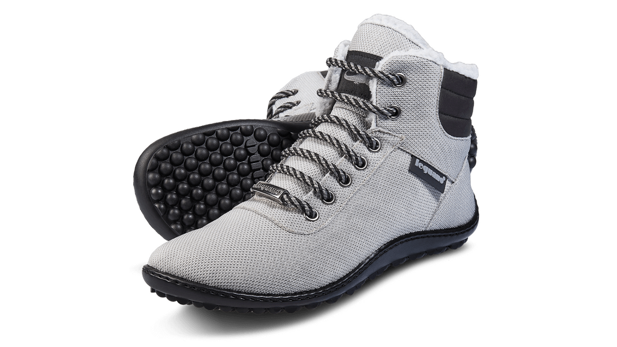 Barfußwinterstiefel mit Schnürsenkeln, geschlossener Zehenbox und geschlossenem Fersenbereich, hoher Schaft, flexible profilierte Sohle, schräge Vorderansicht als Paar