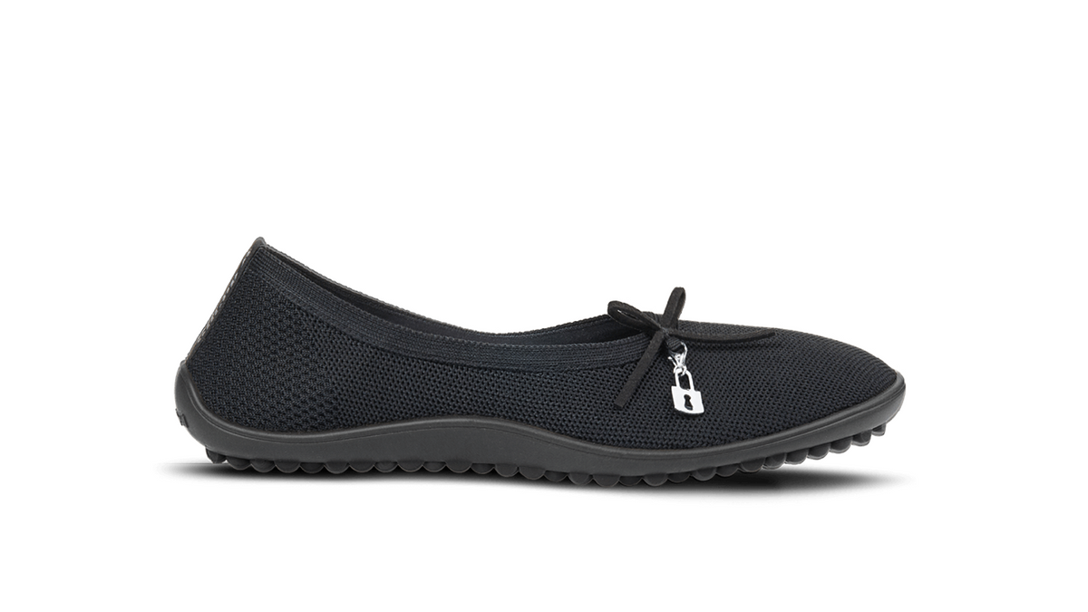 Barfußschuh mit geschlossener Zehenbox und geschlossenem Fersenbereich, elastischer Einstieg mit Schleife, flexible profilierte Sohle, Seitenansicht außen