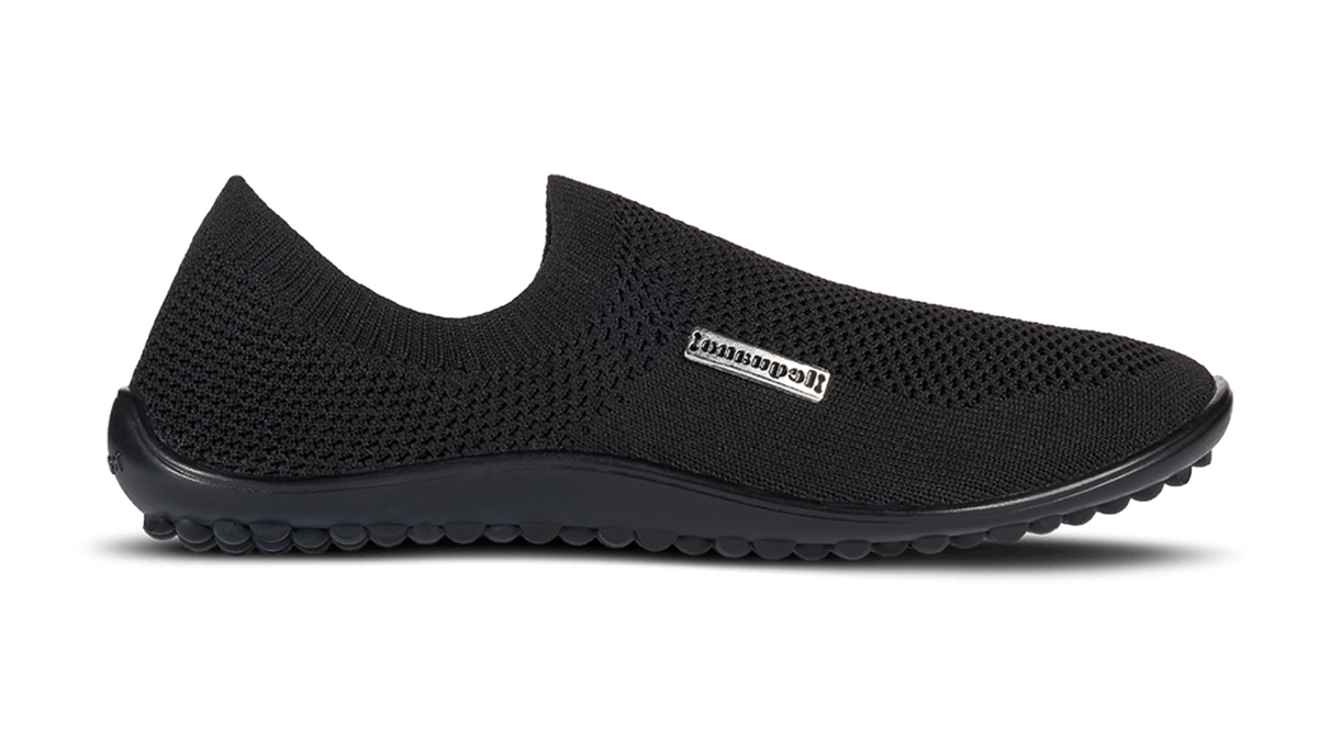 Barfußschuh mit geschlossener Zehenbox und geschlossenem Fersenbereich, elastischer Einstieg ohne Verschluss, flexible profilierte Sohle, Seitenansicht außen