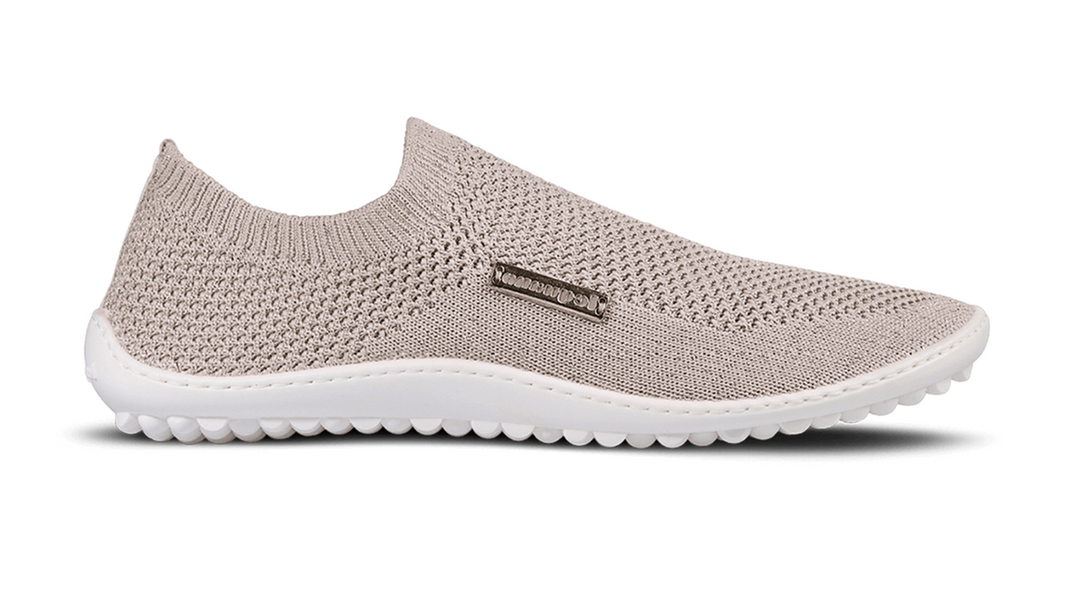 Barfußschuh mit geschlossener Zehenbox und geschlossenem Fersenbereich, elastischer Einstieg ohne Verschluss, flexible profilierte Sohle, Seitenansicht außen