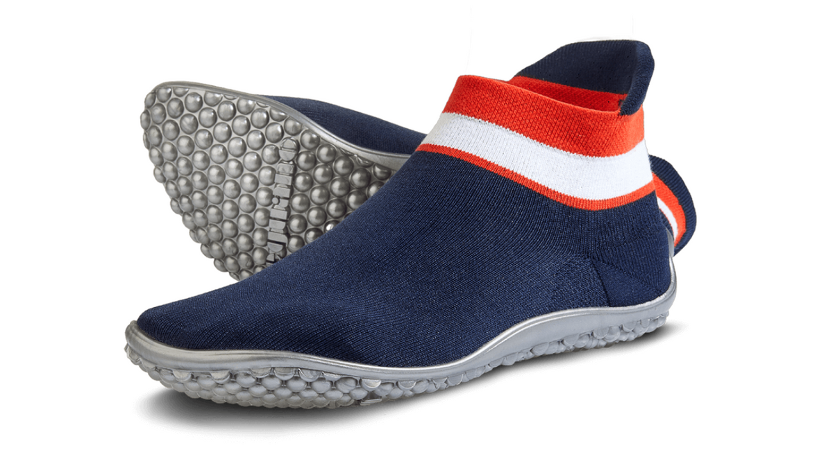 Barfußschuh mit geschlossener Zehenbox und geschlossenem Fersenbereich, elastischer Einstieg ohne Verschluss, flexible profilierte Sohle, schräge Vorderansicht als Paar