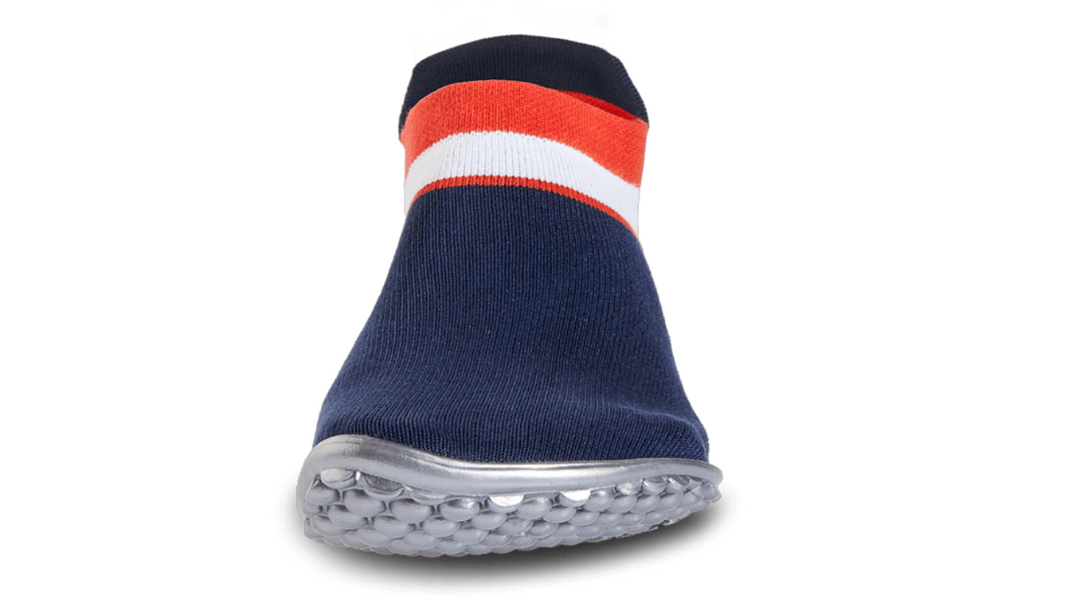 Barfußschuh mit geschlossener Zehenbox und geschlossenem Fersenbereich, elastischer Einstieg ohne Verschluss, flexible profilierte Sohle, Vorderansicht