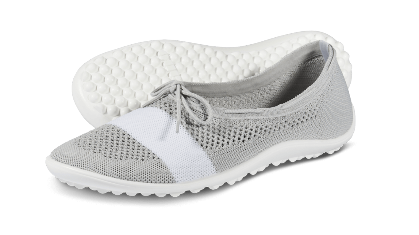 Barfußschuh mit geschlossener Zehenbox und geschlossenem Fersenbereich, elastischer Einstieg mit Schleife, flexible profilierte Sohle, schräge Vorderansicht als Paar