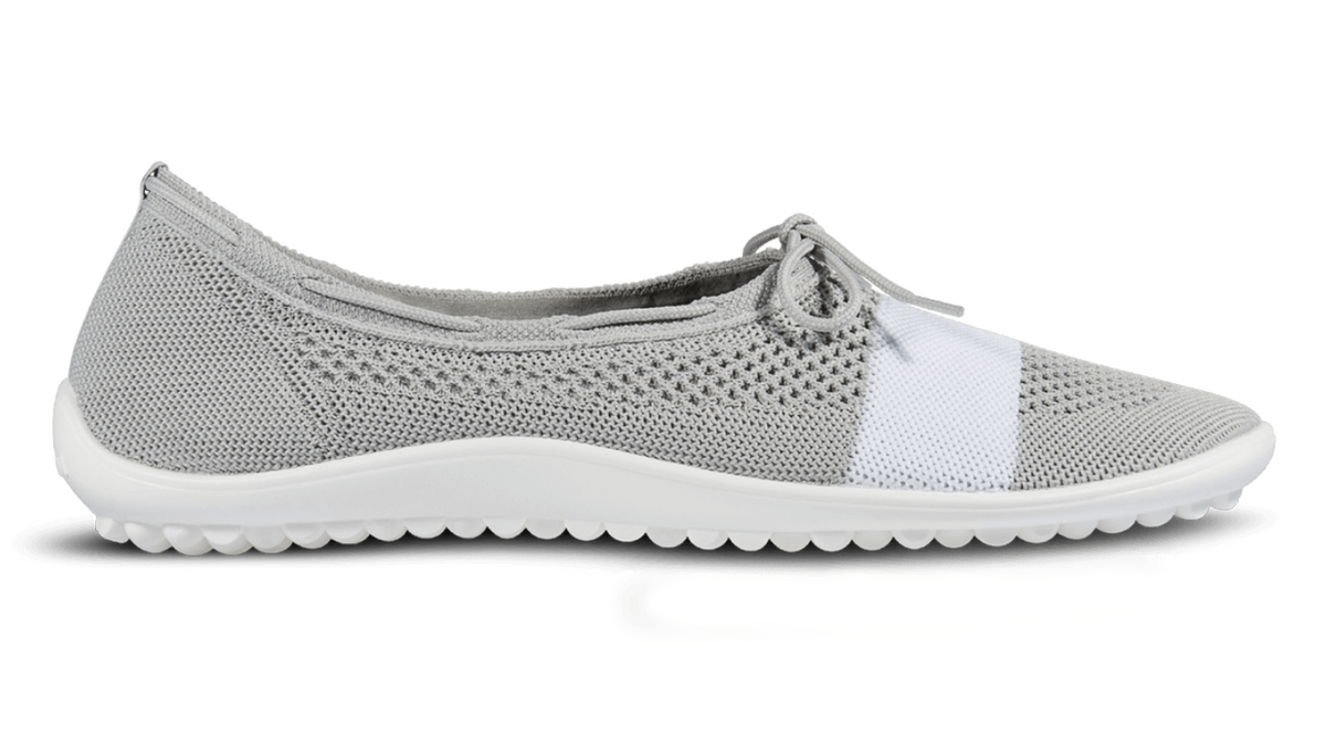 Barfußschuh mit geschlossener Zehenbox und geschlossenem Fersenbereich, elastischer Einstieg mit Schleife, flexible profilierte Sohle, Seitenansicht außen