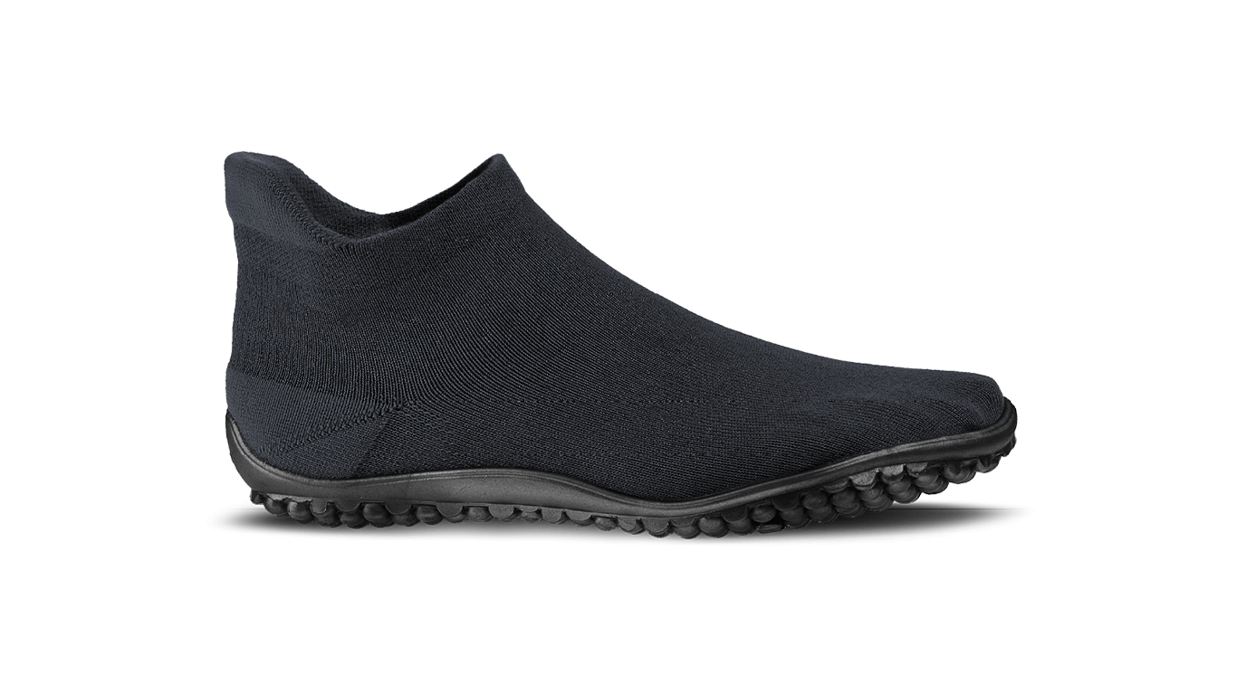 Barfußschuh mit geschlossener Zehenbox und geschlossenem Fersenbereich, elastischer Einstieg ohne Verschluss, flexible profilierte Sohle, Seitenansicht außen